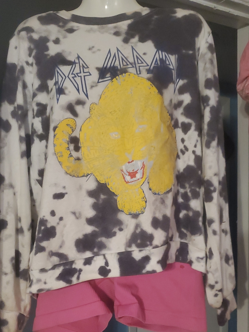 Tie-Dye Lion Graphic Sweatshirt - Yellow & Black Vintage Def Leppard.